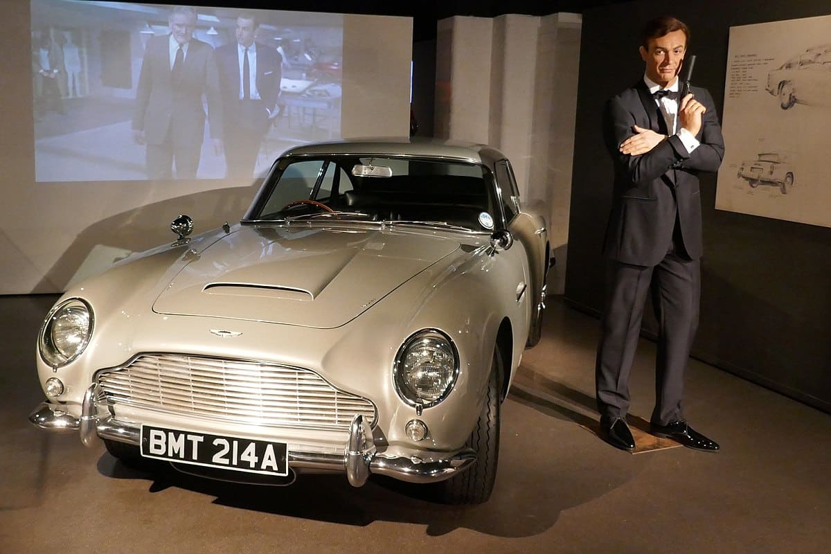James Bond cigar car: Goldfinger - Aston Martin DB5 & Sean Connery